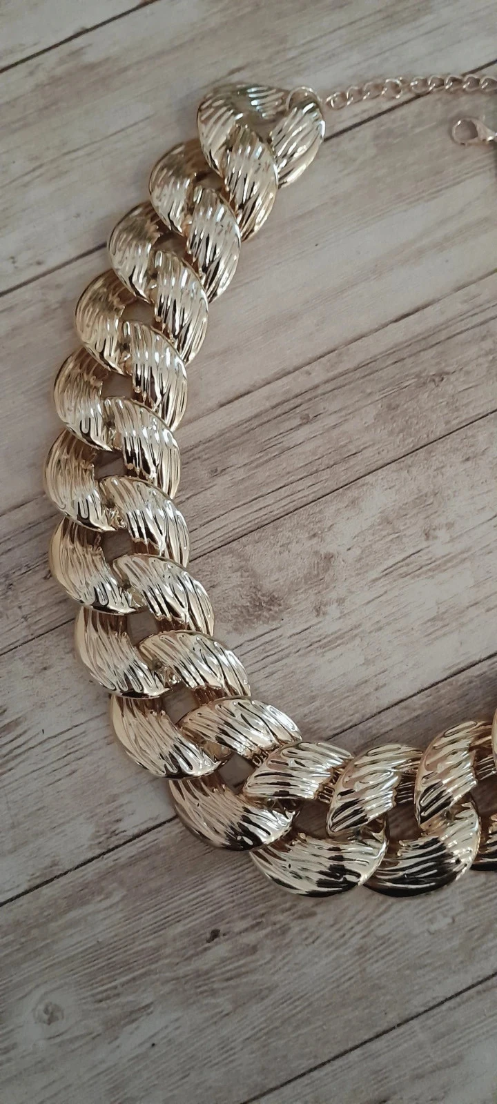 Collar tipo choker, en metal ligero color dorado – photo 3